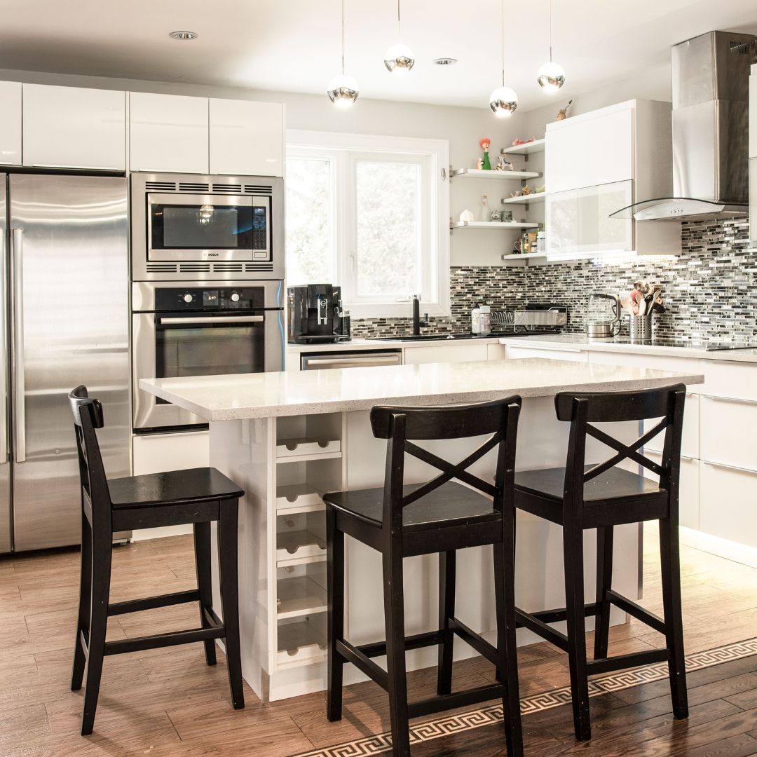 white kitchen with mottled backsplash